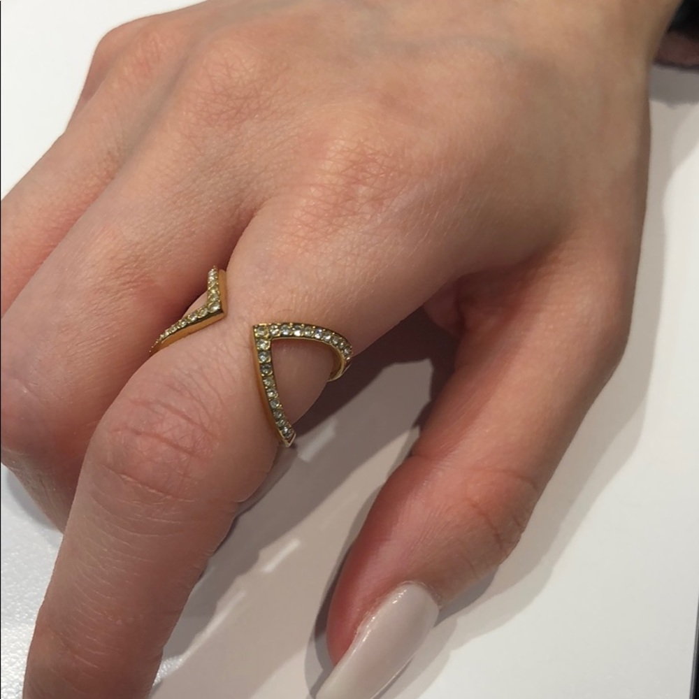 Michael kors ring size 6 but can adjust to size 7